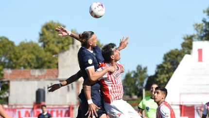 Morán aguanta la embestida de un rival. Morán aguanta la embestida de un rival.