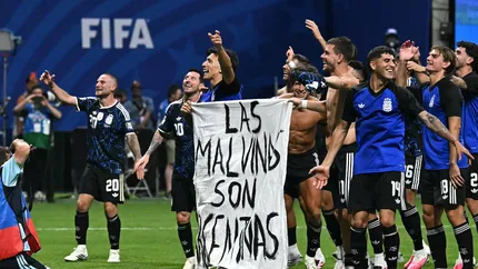 Los jugadores de la Selección Argentina con la bandera de Malvinas.&nbsp;