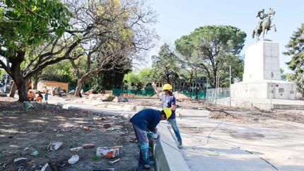 Las cuadrillas renuevan los canteros con una estética diferente.