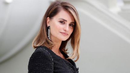 penelope cruz se sube a una ferrari