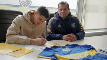 Brey firma en compañía de Delgado.