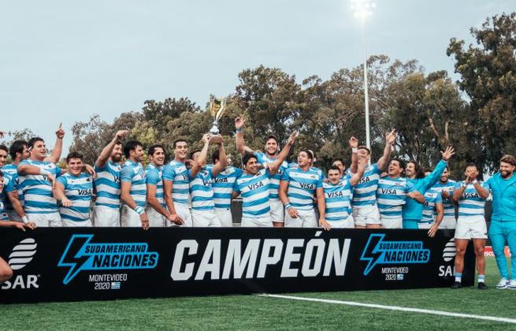 Lucas Favre y Ramiro Tallones celebran el trofeo.