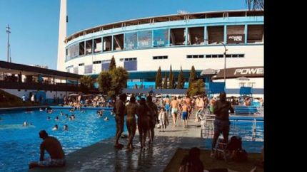 estaba con sus amigos cuando quedó en el fondo de la pileta.