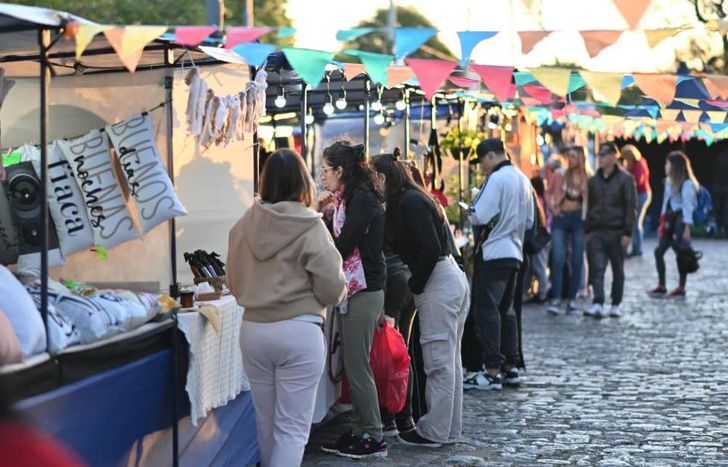 Este sábado y domingo hay feria en la Plaza Libertad, de Lomas Oeste.