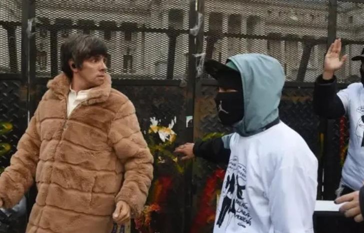 Lo persiguieron y lo apartaron de la manifestación.