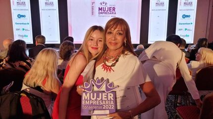 María Angélica con el galardón. Fue reconocida por su trayectoria como comerciante.