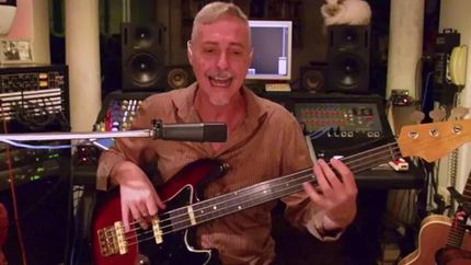 Pedro Aznar, con su bajo FAIM.