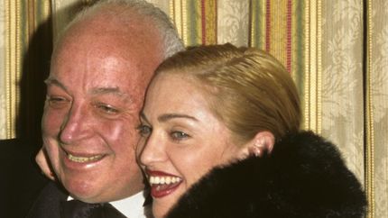 Junto a la cantante.