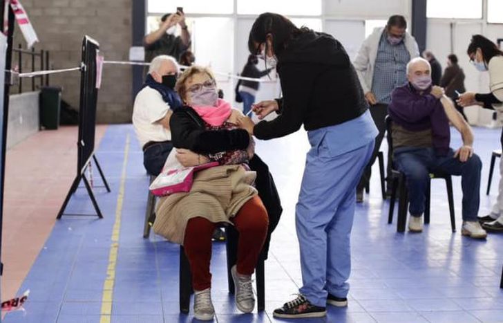 En los adultos la cifra es mayor: el 89% generó anticuerpos.