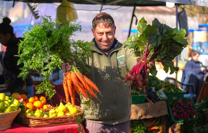 Productores autogestivos organizan la feria en Banfield.