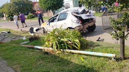terrible choque en lomas: un auto tiro dos postes y quedo destruido