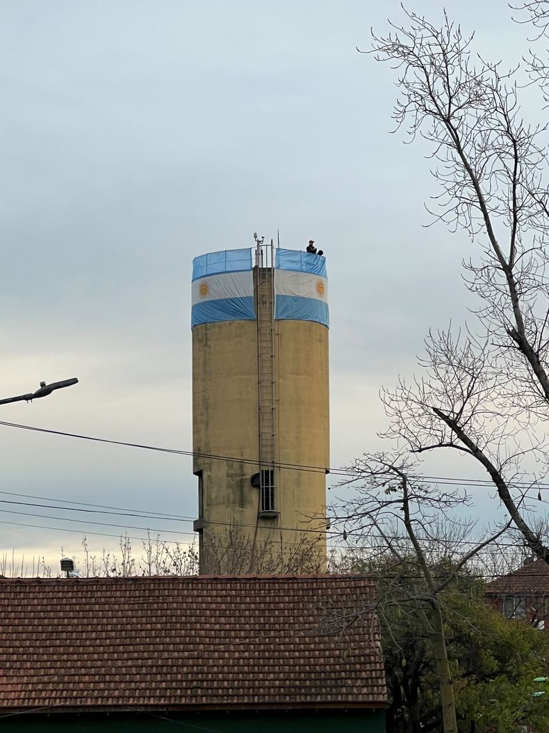 Los vecinos Fabián, Ezequiel y Emiliano se encargaron de subir al tanque de más de 30 metros.