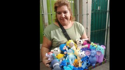 convocan a tejer munecos para donar en el gandulfo