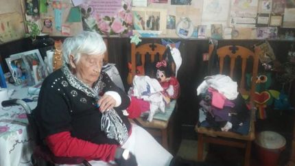 Álida recibe las donaciones en su casa y luego las entrega en la Escuela Nº75.