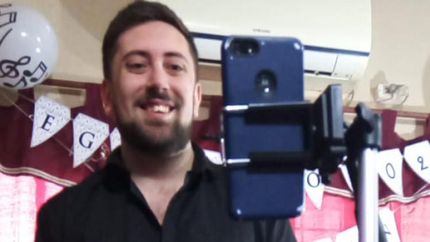 El momento del egreso de Cristian. Felicidad plena en su rostro.