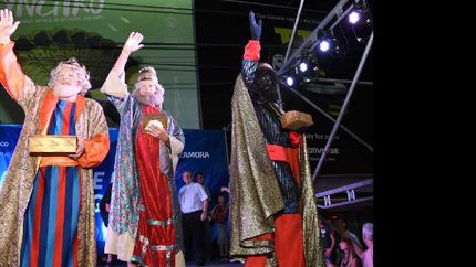 los reyes magos se alistan para el gran desfile por las calles de lomas
