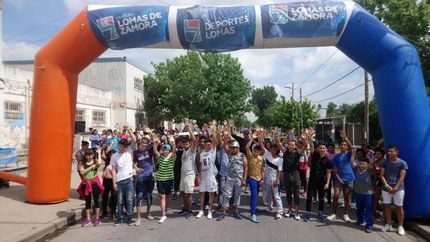 Los chicos de la escuela especial en la correcaminata anterior.