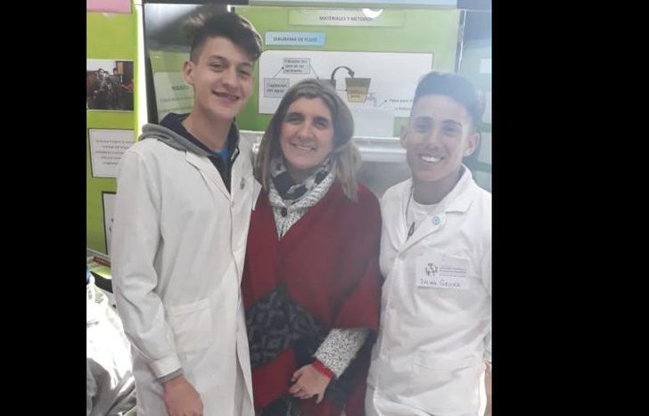 Los alumnos junto a la profesora Alejandra De los Ríos, quien acompaña el proyecto.