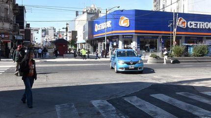 Ya se puede doblar a la izquierda por la avenida y agarrar Laprida.