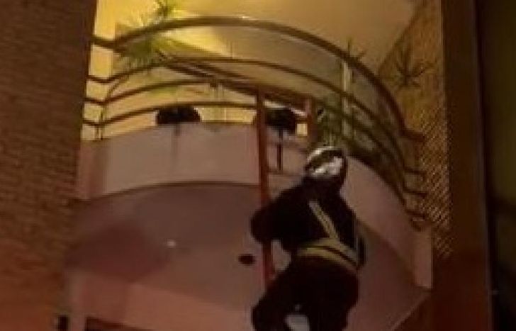 El bebé estaba encerrado y con la puerta del balcón abierta.