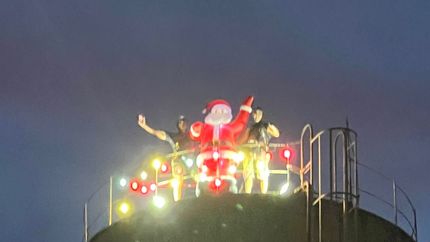 Papá Noel está en lo más alto del Barrio Odisa, gracias a la unión de los vecinos. Papá Noel está en lo más alto del Barrio Odisa, gracias a la unión de los vecinos.