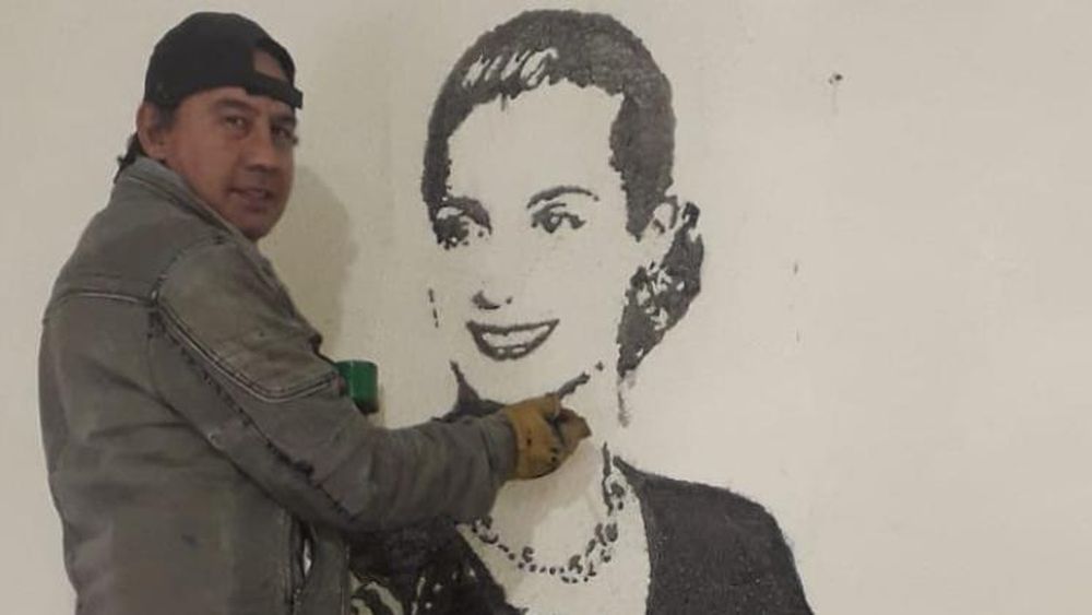 Marcial en pleno trabajo. El mural estará terminado en unos días.