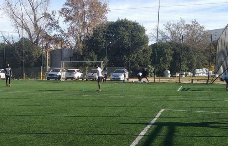 Titulares, suplentes y juveniles de El Porvenir en acción.