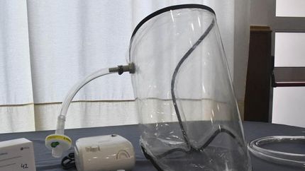 a través de una sustancia nebulizable.