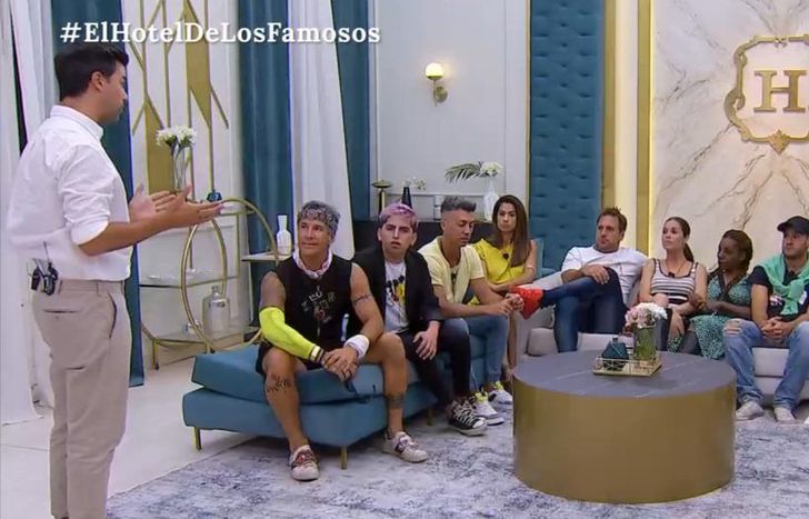 El Chino Leunis, comunicando la decisión de expulsar de El Hotel de los Famosos a Juan Manuel Martino.