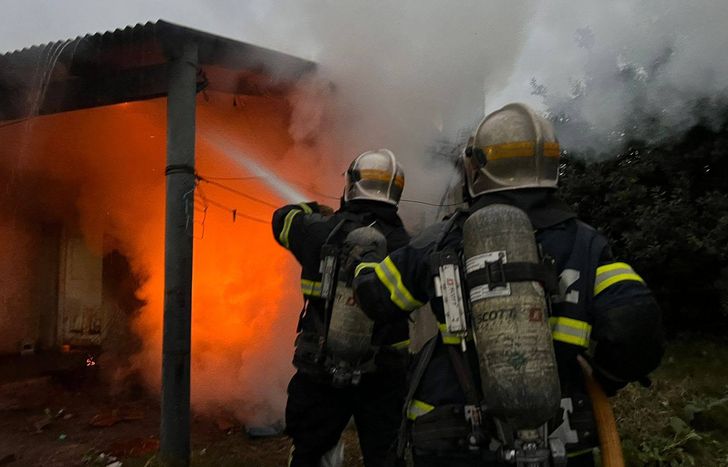 Los Bomberos de Lomas en el lugar del incendio.