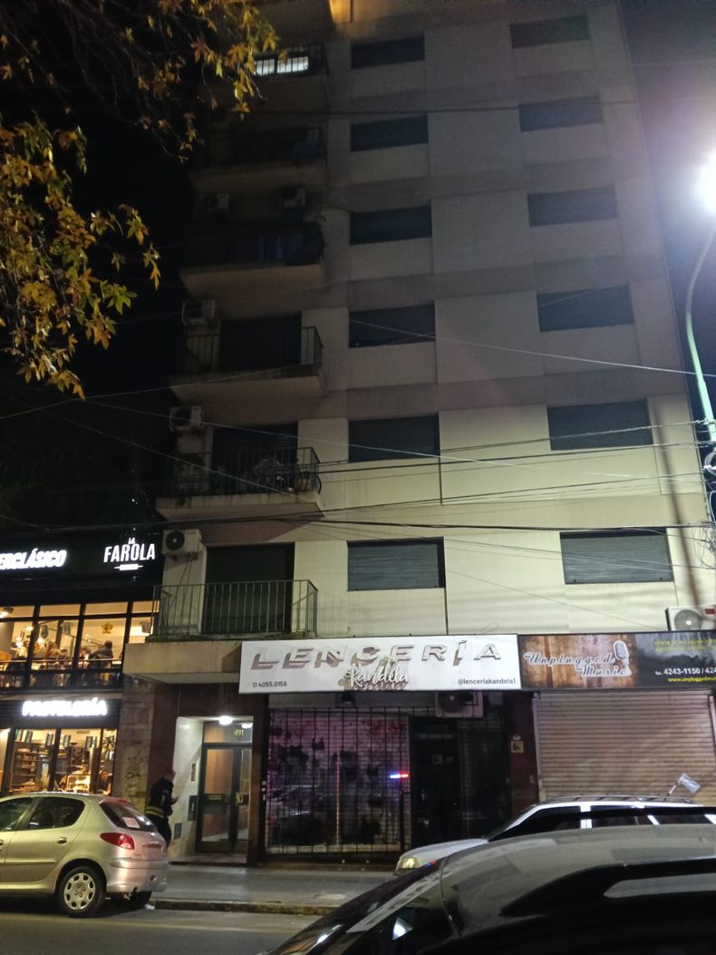 El edificio donde ocurrió el incidente, en el centro de Lomas.