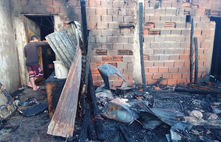 Así quedó la casa en Villa Albertina: el incendio provocó grandes pérdidas para la familia lomense.