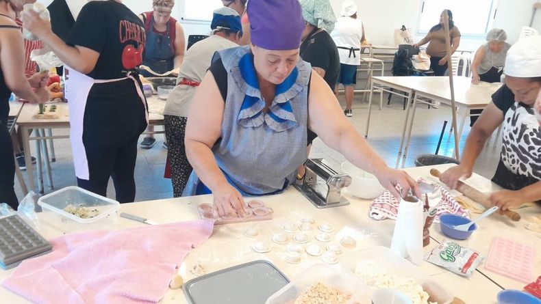 En el Hogar F&aacute;tima Cat&aacute;n est&aacute;n dando un taller de pastas frescas.