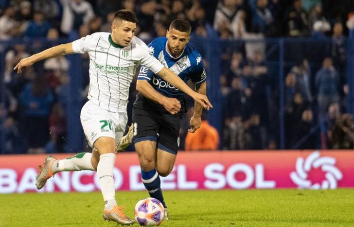 Banfield se mide ante Vélez en Liniers.