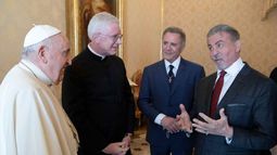Sylvester Stallone invitó a boxear al papa Francisco.