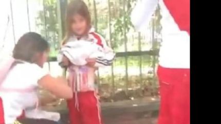 la mujer que cargo de bengalas a su hijo fue condenada a 2 anos y 8 meses de prision