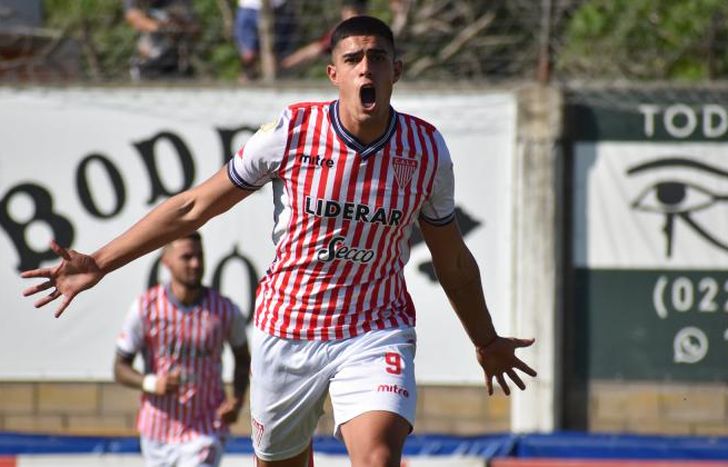 Con ese grito, Trejo celebraba su gol ante Merlo.