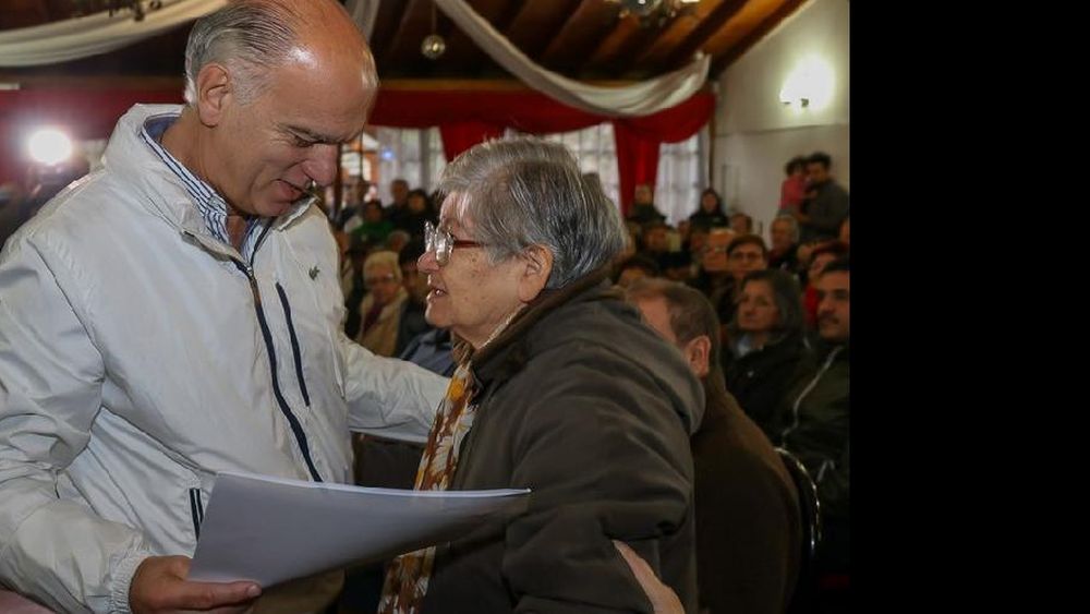Más de 100 familias de Lanús recibieron el título de su casa