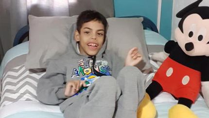 Benja feliz en su nueva habitación.