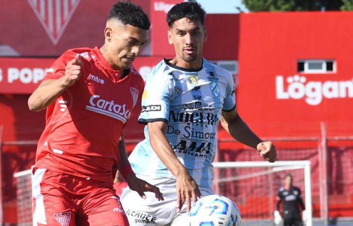 Matías González escapa a Facundo Valdez.