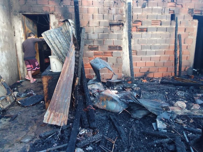 Los daños que dejó el incendio de la semana pasada en Villa Albertina.