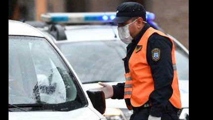 Los tres vecinos fueron detenidos y les realizaron hisopados.