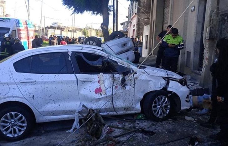 Tras embestir a Claudia y chocar a un auto estacionado, el vehículo del joven quedó volcado.
