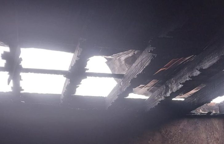 Así quedó el techo de la casa tras el incendio.