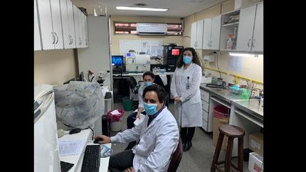 En el laboratorio del Hospital Gandulfo, ya se analizan los test de diagnóstico rápido de Covid-19