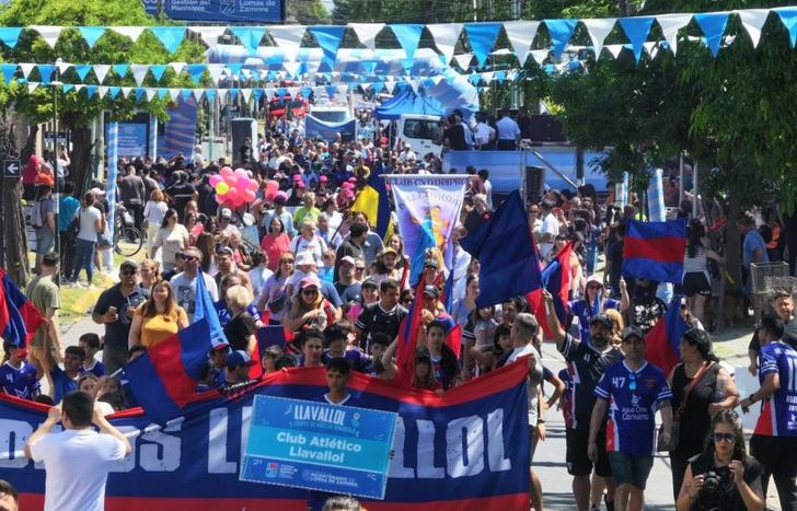 Las instituciones hicieron un desfile lleno de colores y alegrías.