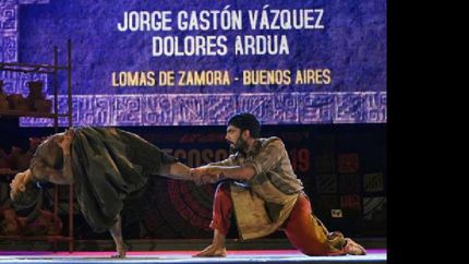 representantes de la sede de lomas, en el escenario principal de cosquin