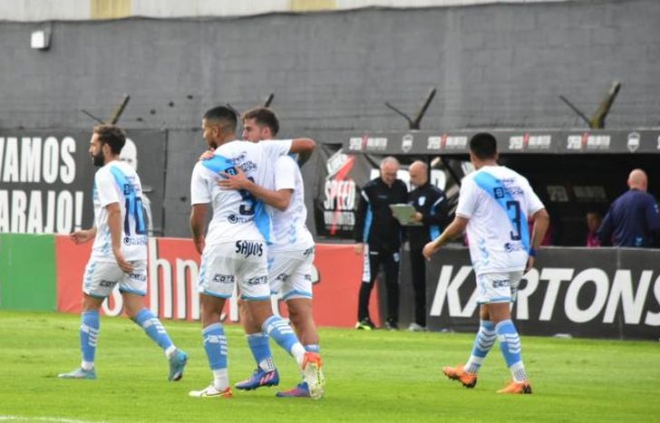 Toloza abraza a Reinhart, autor del empate.