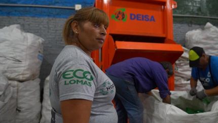 María es la encargada del turno mañana de la planta de reciclaje. María es la encargada del turno mañana de la planta de reciclaje.