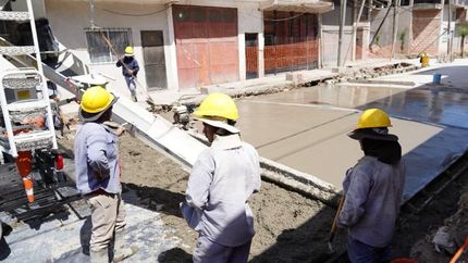 Pavimentan calles y construyen una red de desagües.
